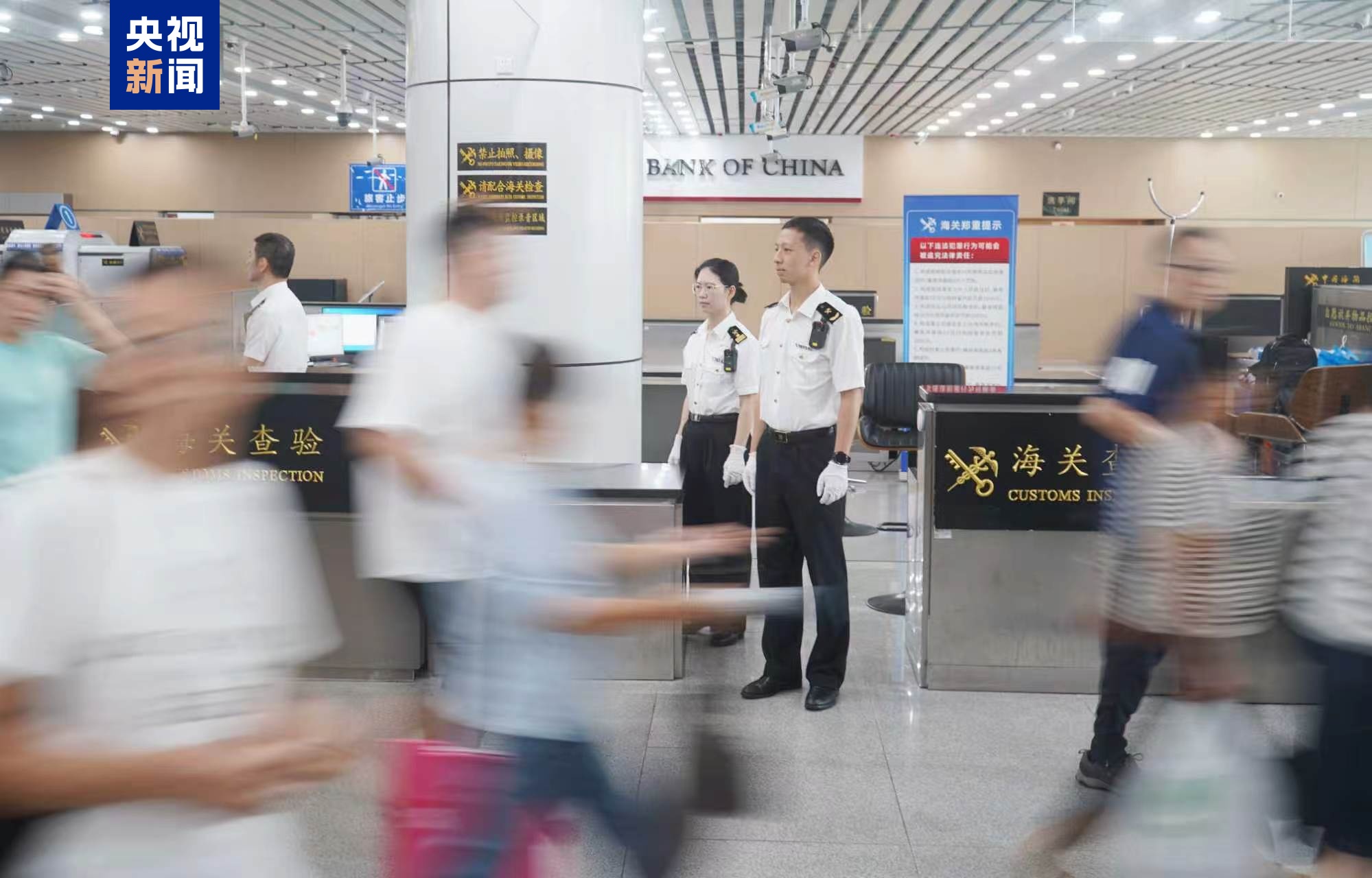 粤港澳大湾区跨境游热度攀升 7月以来拱北口岸日均进出境旅客超31万人次 粤港澳大湾区跨境游热度攀升 7月以来拱北口岸日均进出境旅客超31万人次