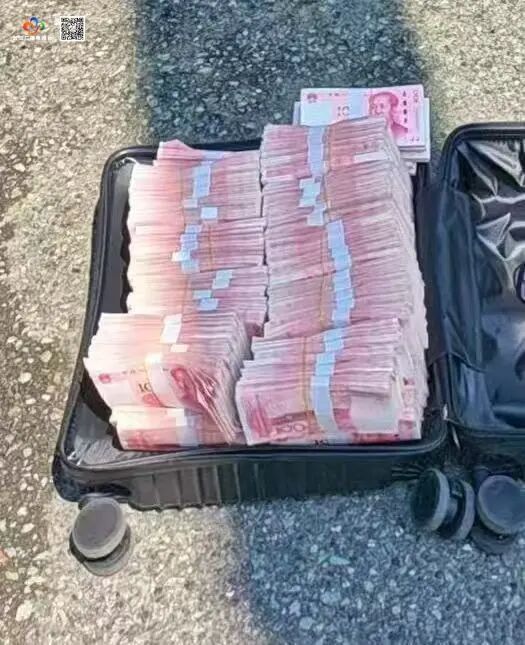 百万现金险被带走!武汉这场拦截太惊险 百万现金险被带走!武汉这场拦截太惊险
