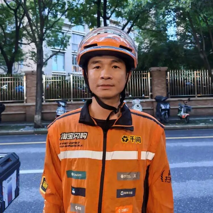 上海的这名外卖小哥,被中央政法委点名表彰! 上海的这名外卖小哥,被中央政法委点名表彰!