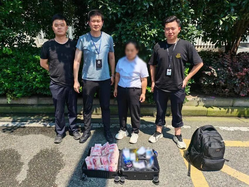 100万元涉诈资金,当场拦截! 100万元涉诈资金,当场拦截!