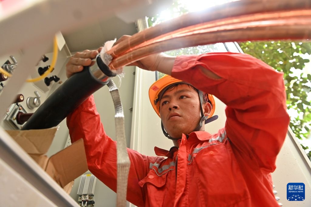 广西贵港:灾后全力抢修电力设施 广西贵港:灾后全力抢修电力设施