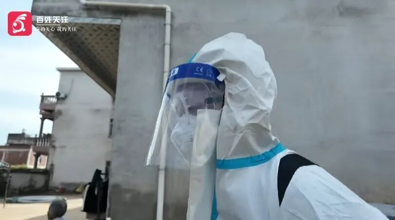 横州35℃高温下背负50斤药水连续作业,消杀队员中暑低血糖晕倒 横州35℃高温下背负50斤药水连续作业,消杀队员中暑低血糖晕倒