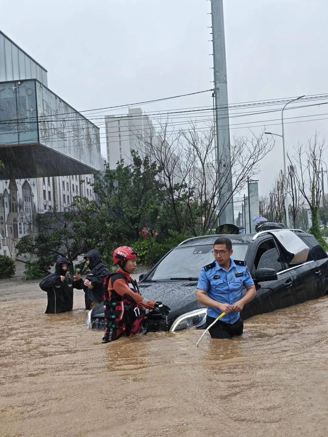 妻子身体虚弱，孩子尚未满月，他雨中逆行救助受困群众