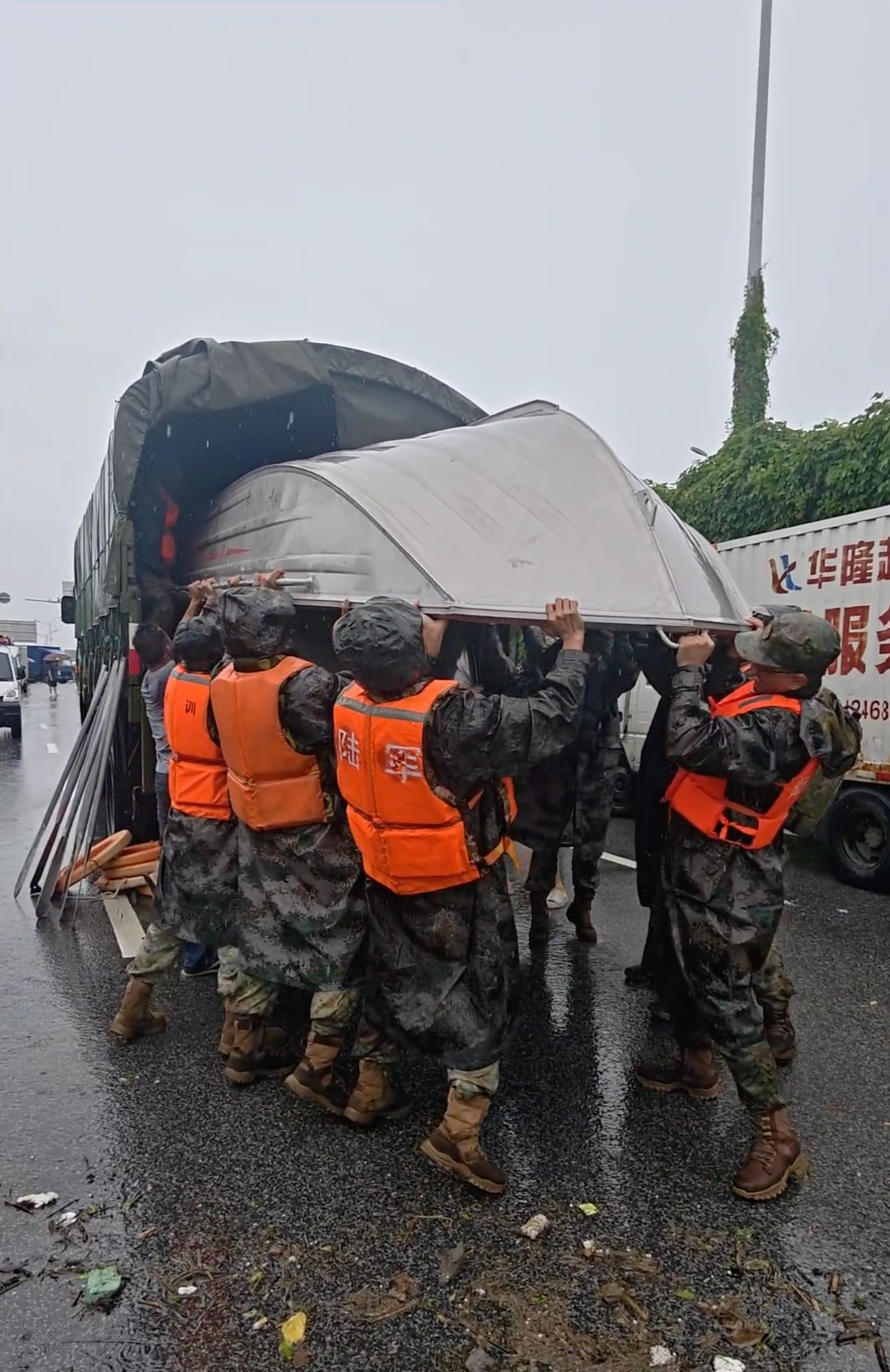 18年前汶川地震获救的少年，18年后在洪水中救人！网友：长大后我就成了你