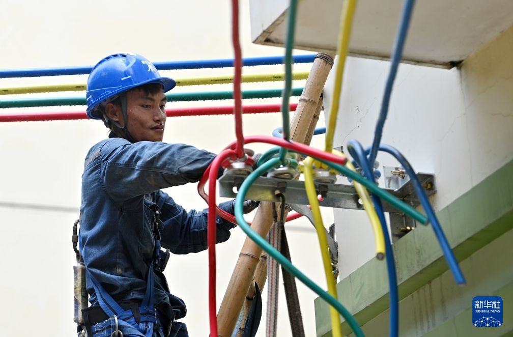 广西贵港:灾后全力抢修电力设施 广西贵港:灾后全力抢修电力设施