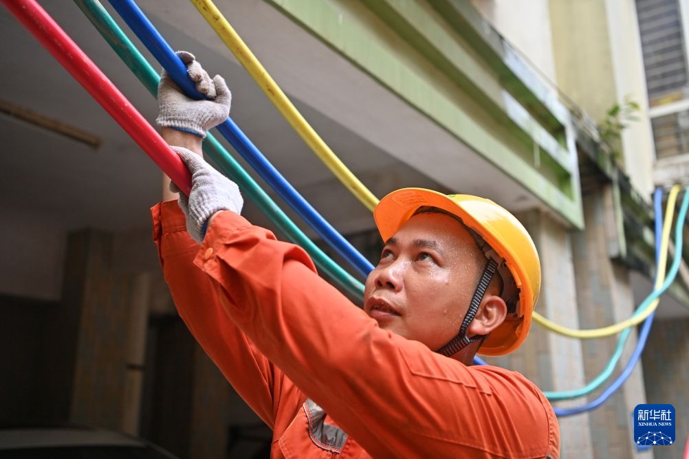 广西贵港:灾后全力抢修电力设施 广西贵港:灾后全力抢修电力设施
