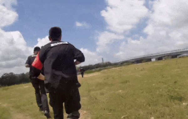 “别松手!我们来了!”巡特警10分钟救起落水女子 “别松手!我们来了!”巡特警10分钟救起落水女子