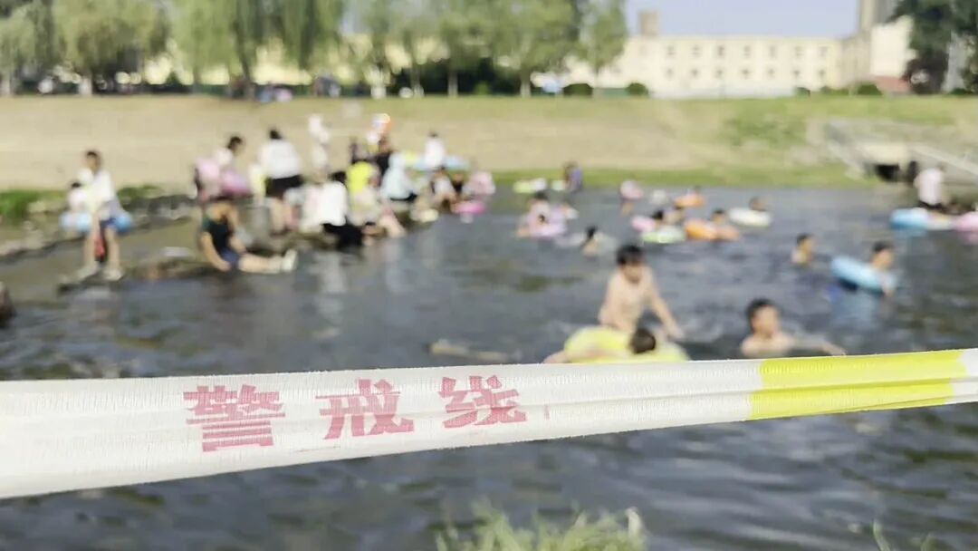 郑州一排污口成网红戏水地,多人下水游泳,志愿者现场苦劝:这是冲马桶的水,不适合游泳 郑州一排污口成网红戏水地,多人下水游泳,志愿者现场苦劝:这是冲马桶的水,不适合游泳
