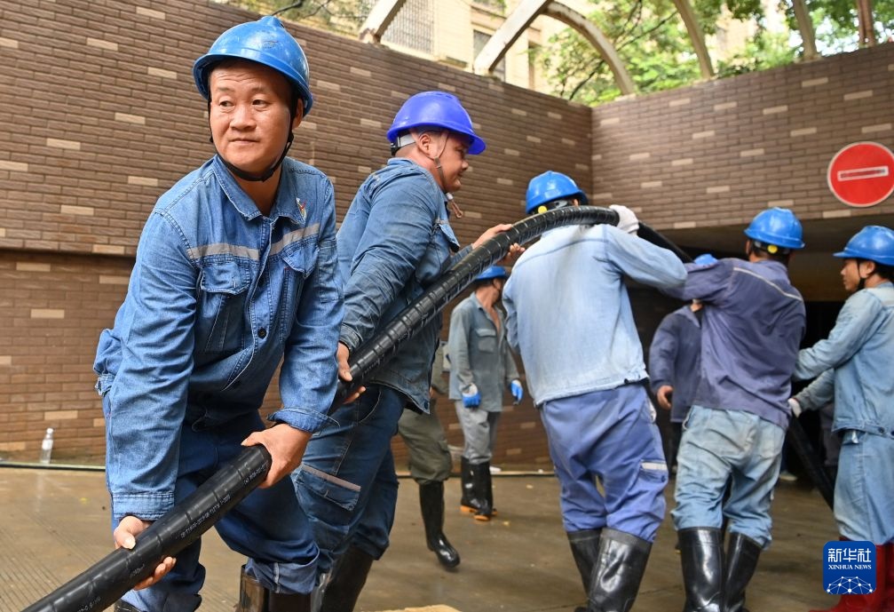 广西贵港:灾后全力抢修电力设施 广西贵港:灾后全力抢修电力设施