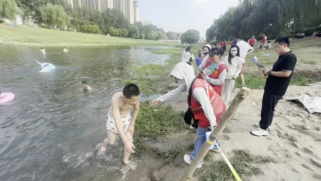 郑州一排污口成网红戏水地,多人下水游泳,志愿者现场苦劝:这是冲马桶的水,不适合游泳 郑州一排污口成网红戏水地,多人下水游泳,志愿者现场苦劝:这是冲马桶的水,不适合游泳