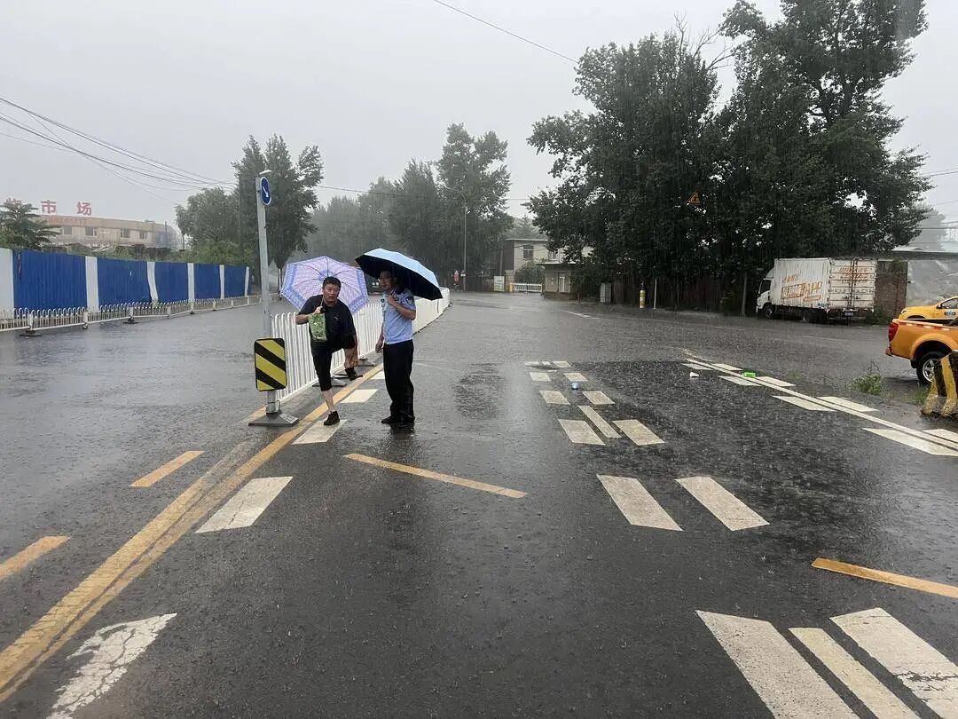 妻子身体虚弱，孩子尚未满月，他雨中逆行救助受困群众