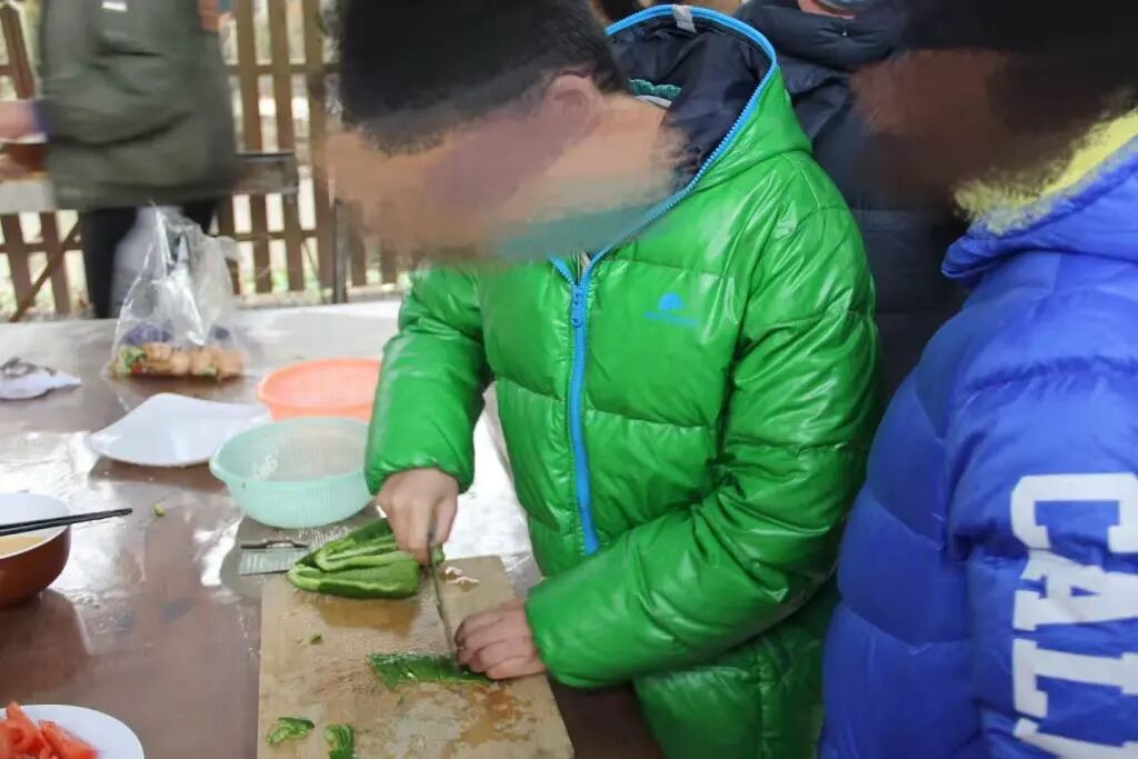 这个被爷爷奶奶和社工“带大”的孩子，圆梦复旦大学