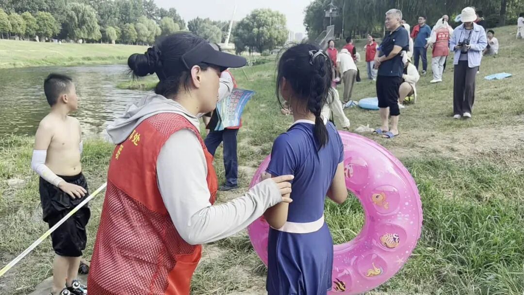 郑州一排污口成网红戏水地,多人下水游泳,志愿者现场苦劝:这是冲马桶的水,不适合游泳 郑州一排污口成网红戏水地,多人下水游泳,志愿者现场苦劝:这是冲马桶的水,不适合游泳