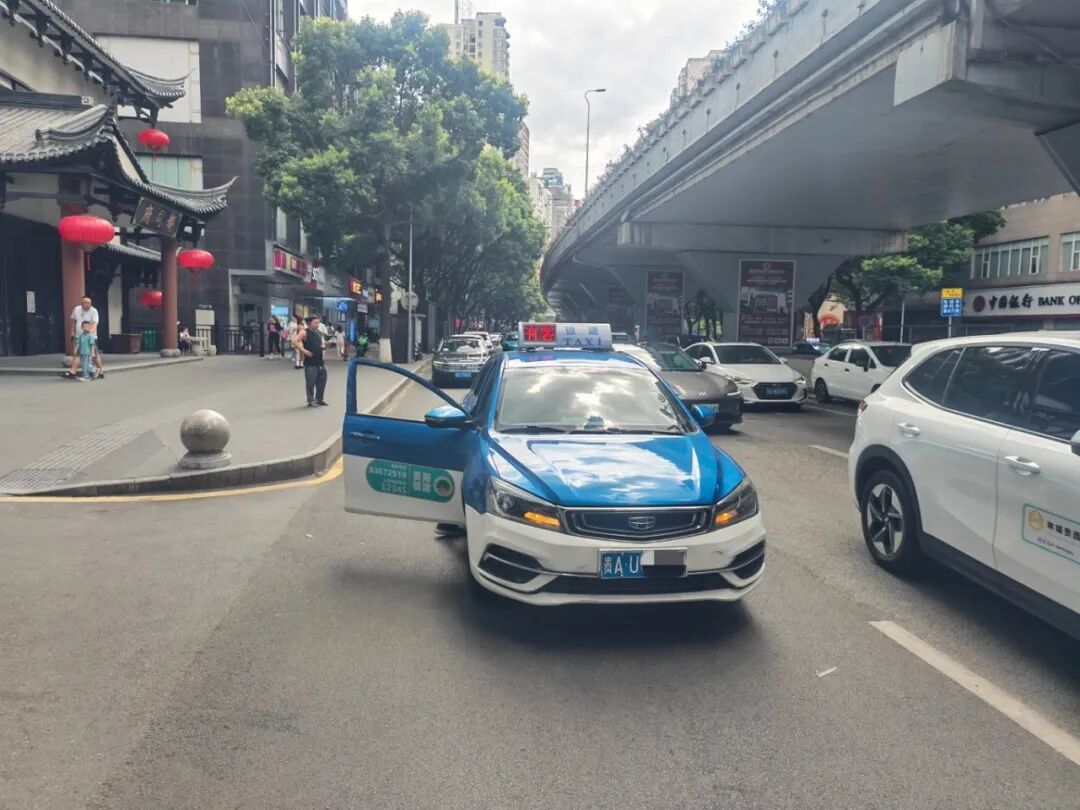 惊险!贵阳一家长推婴儿车横穿马路被撞,交警:家长全责 惊险!贵阳一家长推婴儿车横穿马路被撞,交警:家长全责