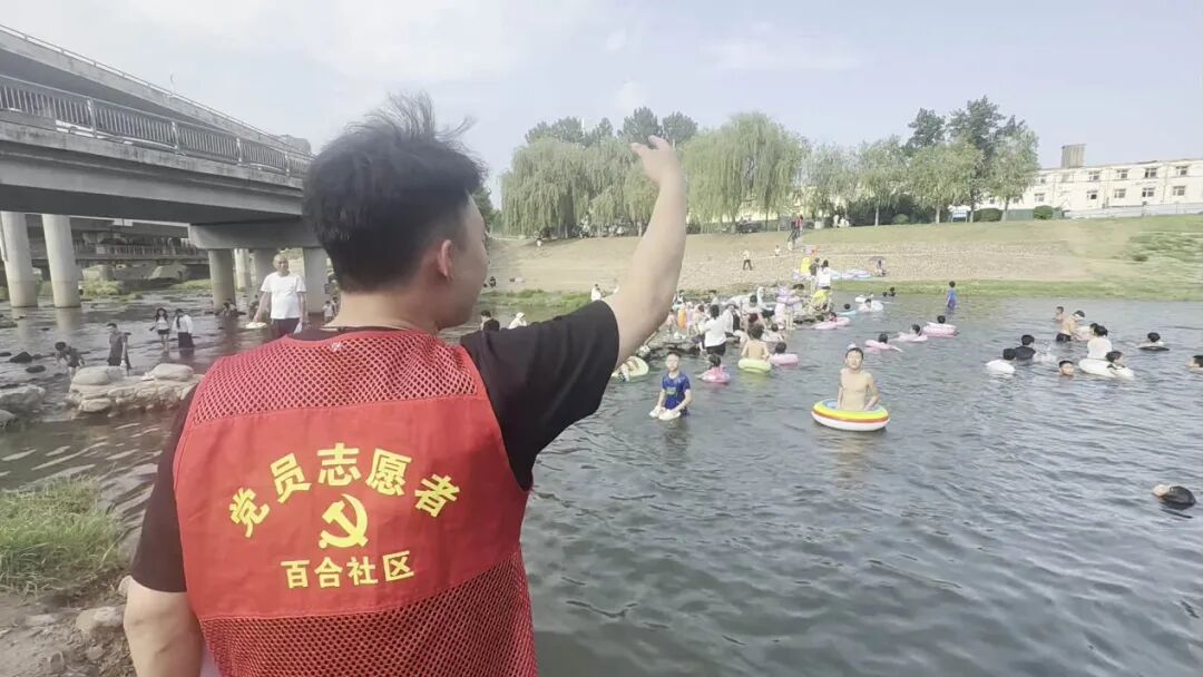 郑州一排污口成网红戏水地,多人下水游泳,志愿者现场苦劝:这是冲马桶的水,不适合游泳 郑州一排污口成网红戏水地,多人下水游泳,志愿者现场苦劝:这是冲马桶的水,不适合游泳