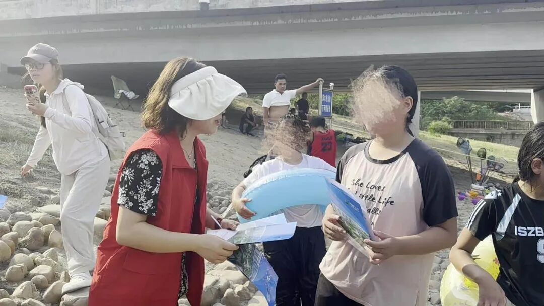 郑州一排污口成网红戏水地,多人下水游泳,志愿者现场苦劝:这是冲马桶的水,不适合游泳 郑州一排污口成网红戏水地,多人下水游泳,志愿者现场苦劝:这是冲马桶的水,不适合游泳