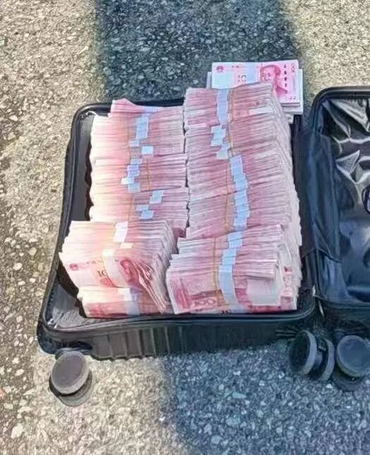 100万元涉诈资金,当场拦截! 100万元涉诈资金,当场拦截!
