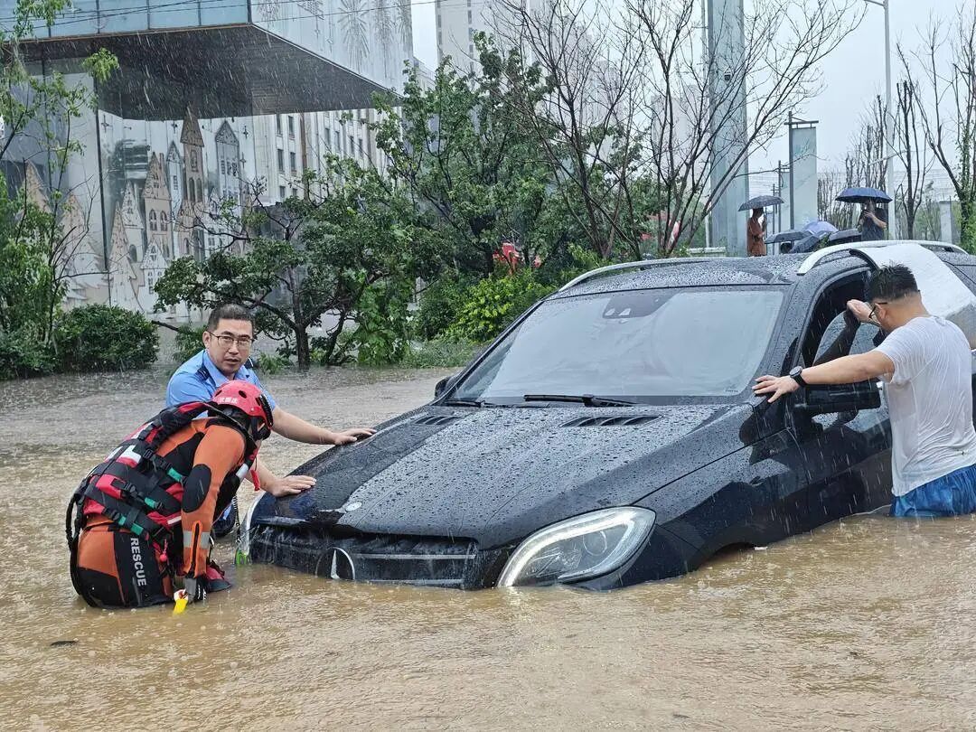 妻子身体虚弱，孩子尚未满月，他雨中逆行救助受困群众