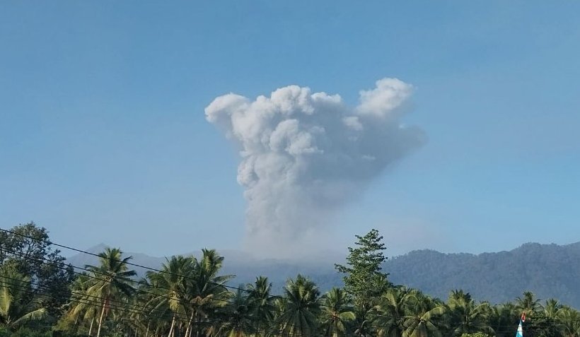 印尼杜科诺火山喷发 火山灰柱高达2300米 印尼杜科诺火山喷发 火山灰柱高达2300米