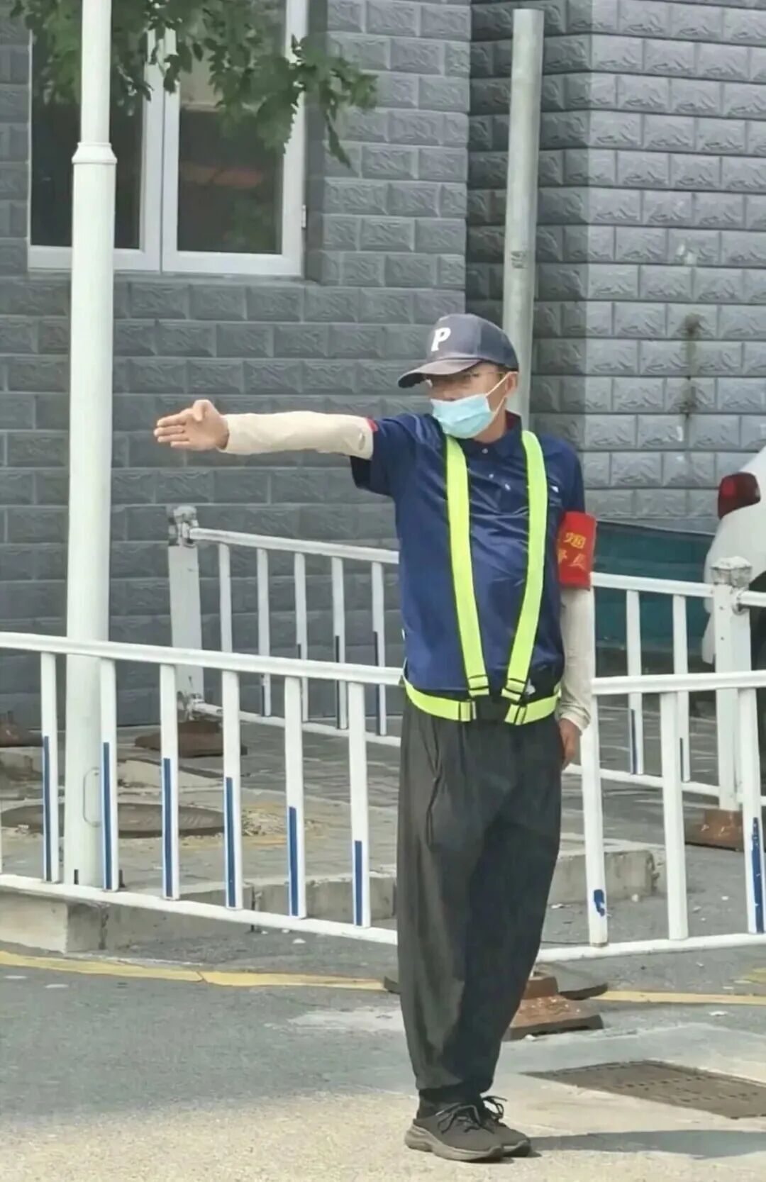 医院停车小哥“花式”指挥走红,拍摄者:情绪价值拉满,看到他“病好了一半” 医院停车小哥“花式”指挥走红,拍摄者:情绪价值拉满,看到他“病好了一半”