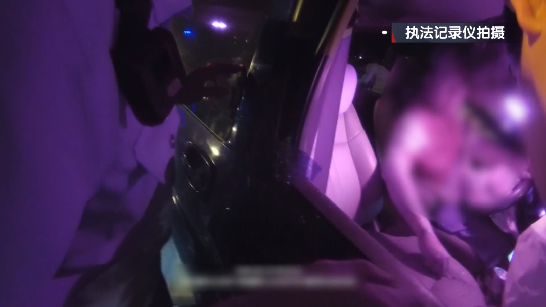 北京:凌晨车祸致女子受伤被困!路过的办案民警出手相助! 北京:凌晨车祸致女子受伤被困!路过的办案民警出手相助!