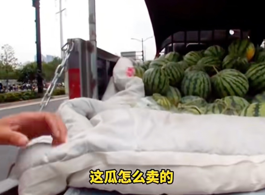 罚完瓜农200元后再自掏腰包…上海交警这波操作冲上热搜! 感动无数网友️ 罚完瓜农200元后再自掏腰包…上海交警这波操作冲上热搜! 感动无数网友️