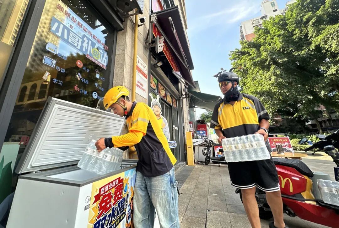 重庆40℃高温下,“清凉爱心”接力!两位外卖小哥的善举,感动了整座城 重庆40℃高温下,“清凉爱心”接力!两位外卖小哥的善举,感动了整座城