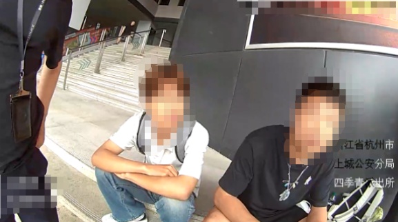 男子称“自己急着用钱”在某银行大额取现,柜员发现其账户异常并悄悄报警 男子称“自己急着用钱”在某银行大额取现,柜员发现其账户异常并悄悄报警