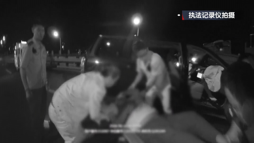 北京:凌晨车祸致女子受伤被困!路过的办案民警出手相助! 北京:凌晨车祸致女子受伤被困!路过的办案民警出手相助!