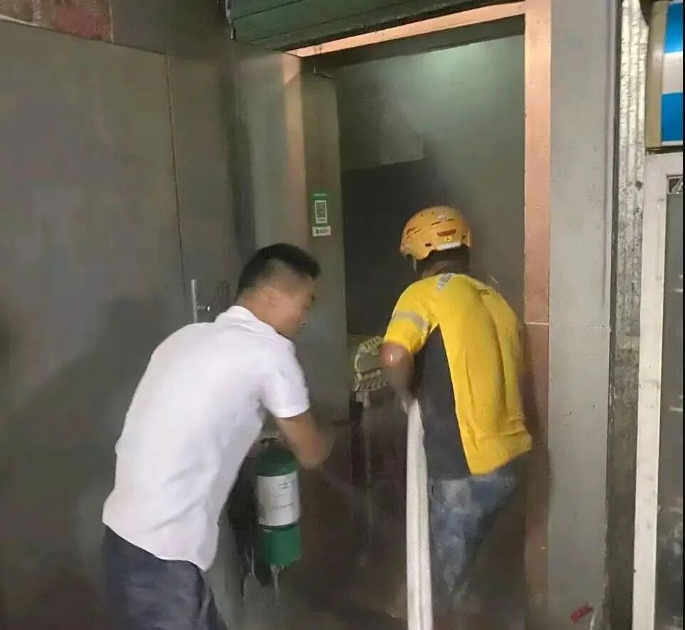 “曾是消防兵，送外卖遇火情照样冲”，深圳一外卖小哥8个月内出手灭火2次