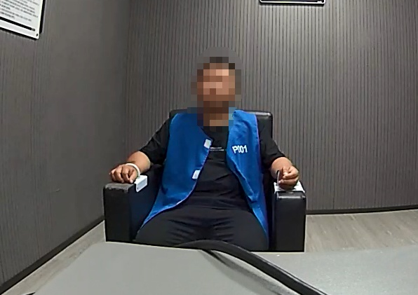 男子称“自己急着用钱”在某银行大额取现,柜员发现其账户异常并悄悄报警 男子称“自己急着用钱”在某银行大额取现,柜员发现其账户异常并悄悄报警
