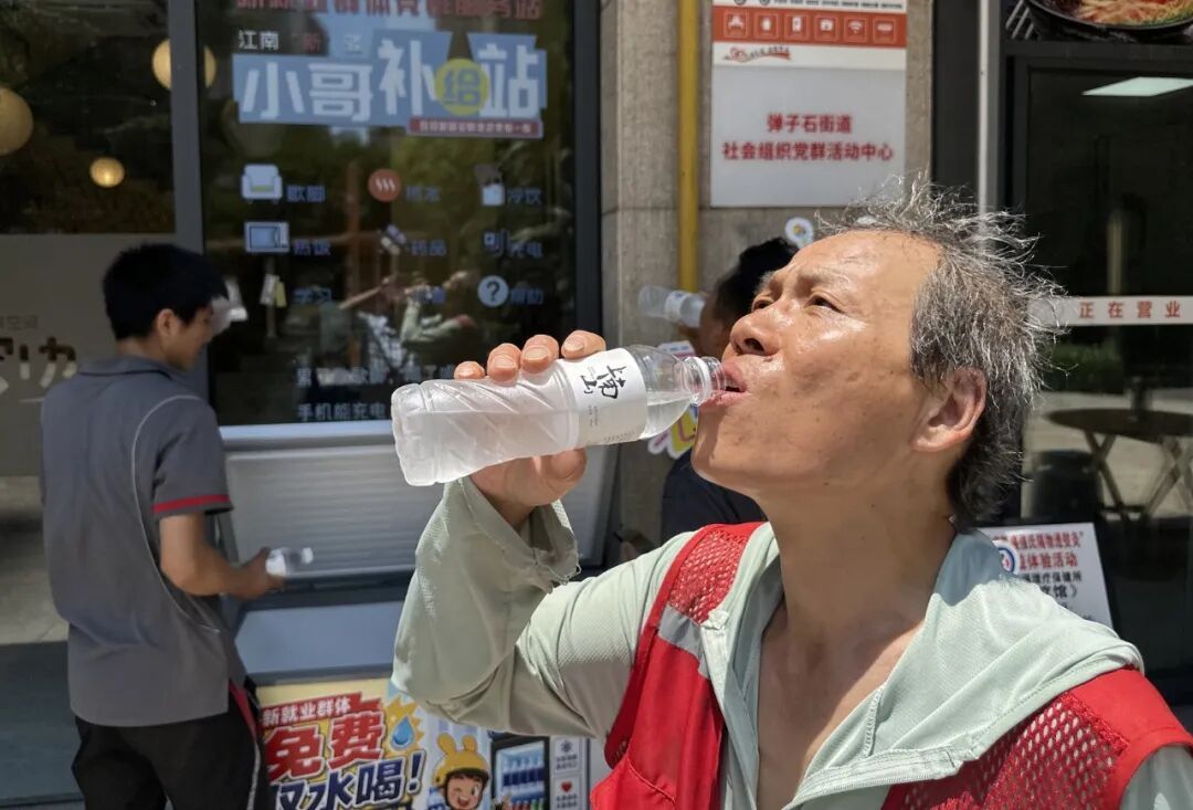 重庆40℃高温下,“清凉爱心”接力!两位外卖小哥的善举,感动了整座城 重庆40℃高温下,“清凉爱心”接力!两位外卖小哥的善举,感动了整座城