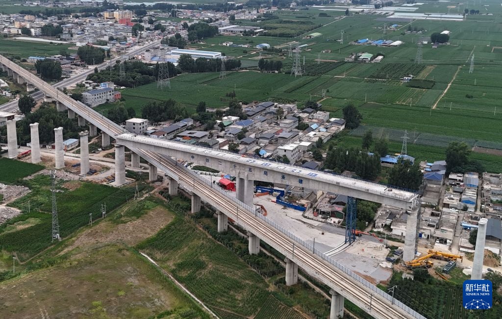河南平漯周高铁鲁湛特大桥跨郑渝高铁成功转体 河南平漯周高铁鲁湛特大桥跨郑渝高铁成功转体