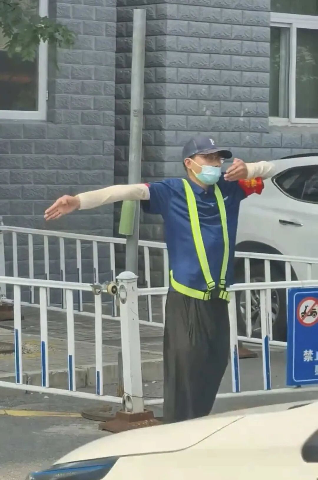医院停车小哥“花式”指挥走红,拍摄者:情绪价值拉满,看到他“病好了一半” 医院停车小哥“花式”指挥走红,拍摄者:情绪价值拉满,看到他“病好了一半”