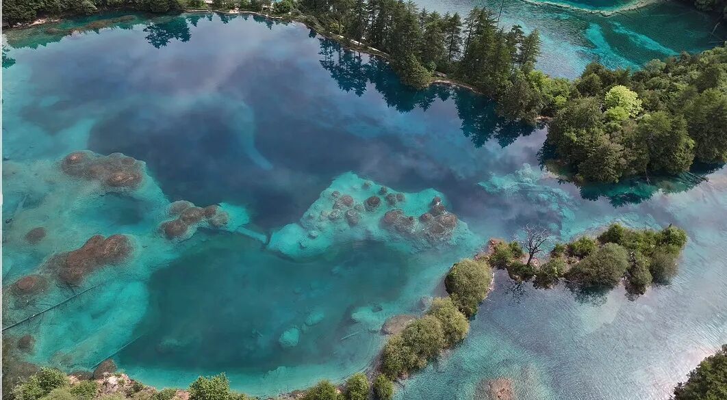 网传九寨沟湖水靠颜料染色?纯属虚假谣言 网传九寨沟湖水靠颜料染色?纯属虚假谣言