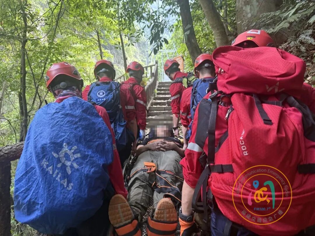 福州十八重溪一男子中暑被困,31名救援队员冒高温进山紧急转运 福州十八重溪一男子中暑被困,31名救援队员冒高温进山紧急转运