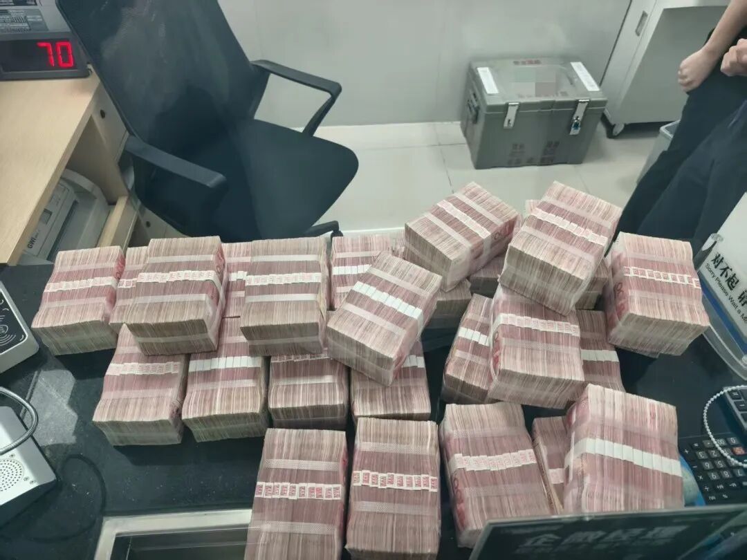 夫妻拖行李箱去银行取280万元，被警方拦截后投诉：“发财大计被破坏”