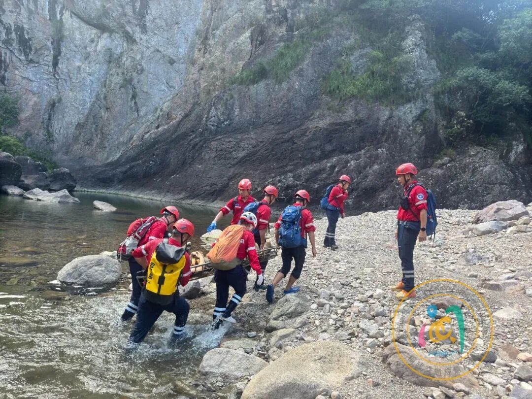 福州十八重溪一男子中暑被困,31名救援队员冒高温进山紧急转运 福州十八重溪一男子中暑被困,31名救援队员冒高温进山紧急转运