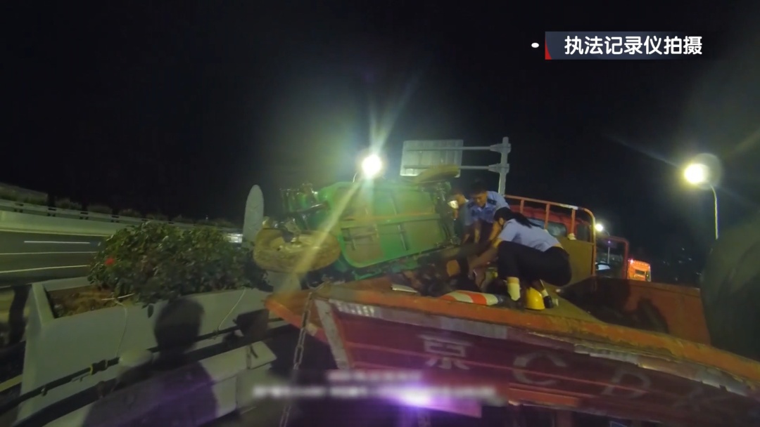 北京:凌晨车祸致女子受伤被困!路过的办案民警出手相助! 北京:凌晨车祸致女子受伤被困!路过的办案民警出手相助!