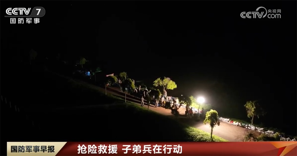 紧急驰援、加固堤坝、奋战清淤一线……抗洪抢险救援 子弟兵在行动