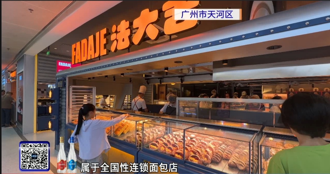 面包店员工手指带伤，还徒手操作分离蛋液！多方回应