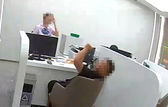 男子称“自己急着用钱”在某银行大额取现,柜员发现其账户异常并悄悄报警 男子称“自己急着用钱”在某银行大额取现,柜员发现其账户异常并悄悄报警