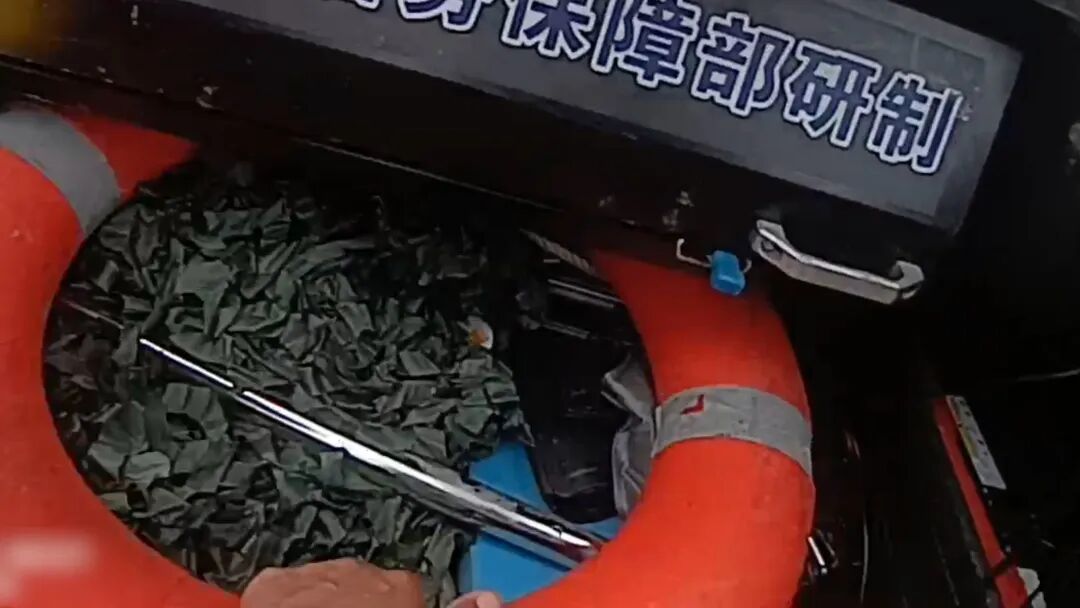 惊险 !汽车坠河!天津民警跳水救人! 惊险 !汽车坠河!天津民警跳水救人!