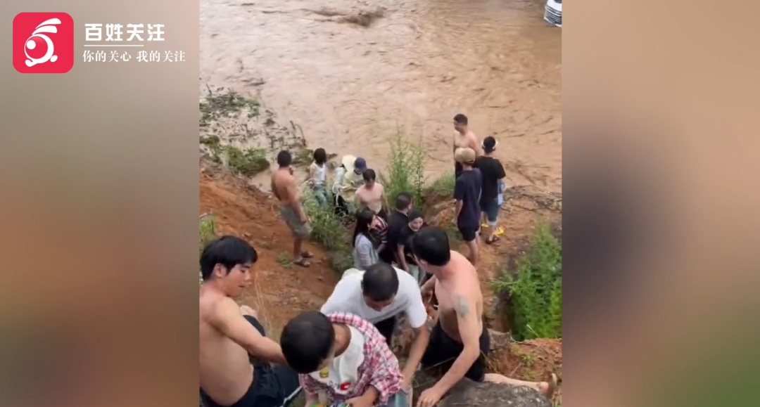 五分钟从脚踝涨到车轮!云南一露营地河水突然暴涨,多车被淹游客自发施救 五分钟从脚踝涨到车轮!云南一露营地河水突然暴涨,多车被淹游客自发施救