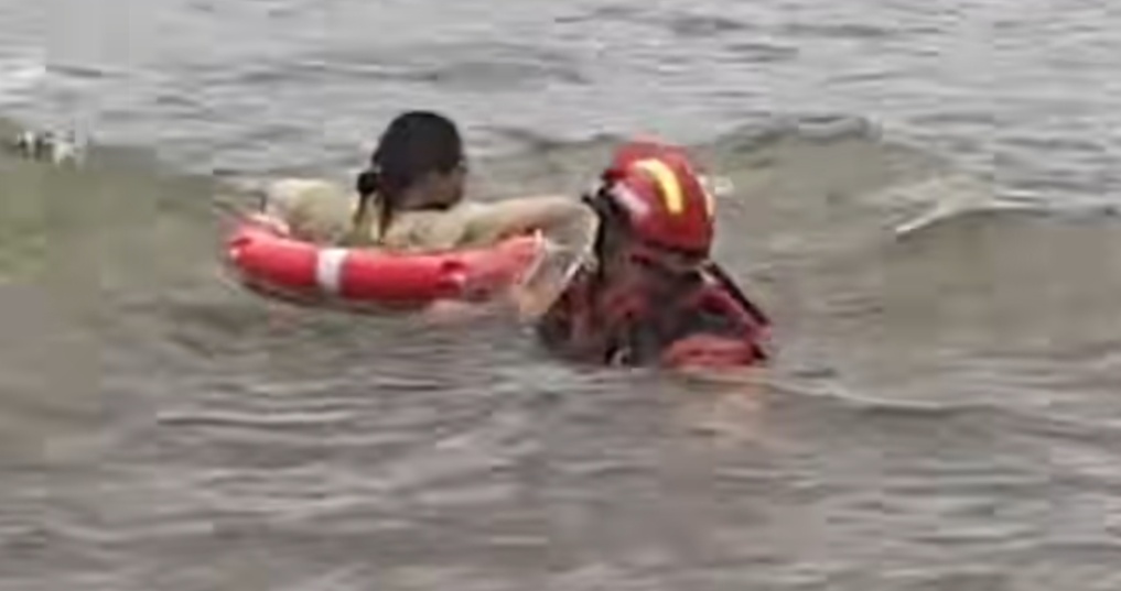 广东一女子玩水时不慎坠海,被海浪卷出300米远,淡定仰漂超半小时被救上岸 广东一女子玩水时不慎坠海,被海浪卷出300米远,淡定仰漂超半小时被救上岸