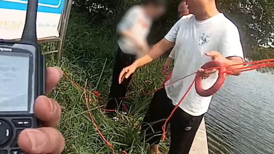 惊险 !汽车坠河!天津民警跳水救人! 惊险 !汽车坠河!天津民警跳水救人!