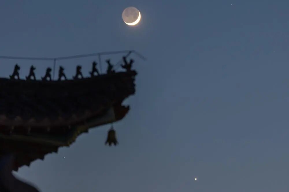 “金星合月”天象将现身,广州市民可在明晚观测 “金星合月”天象将现身,广州市民可在明晚观测