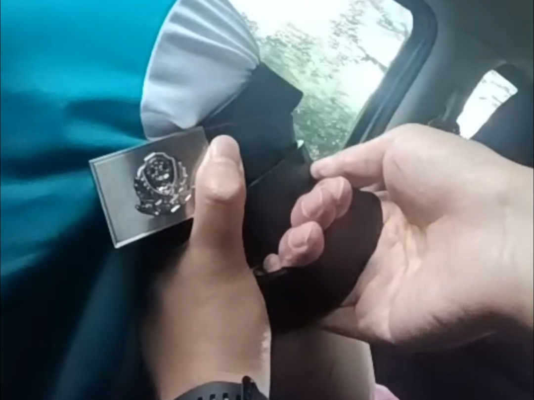 教科书式急救，民警抽出了自己的皮带