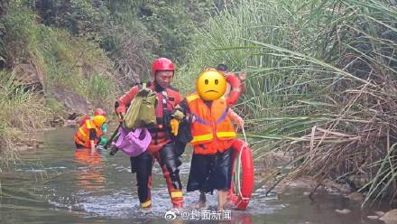 三伏第一天一家5口下河玩水被困 三伏第一天一家5口下河玩水被困