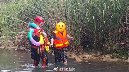 三伏第一天一家5口下河玩水被困 三伏第一天一家5口下河玩水被困